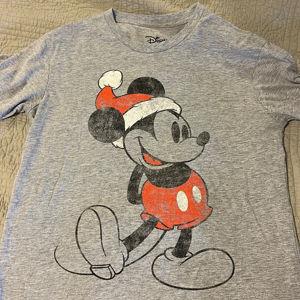 Disney Mickey Mouse Christmas tee size medium